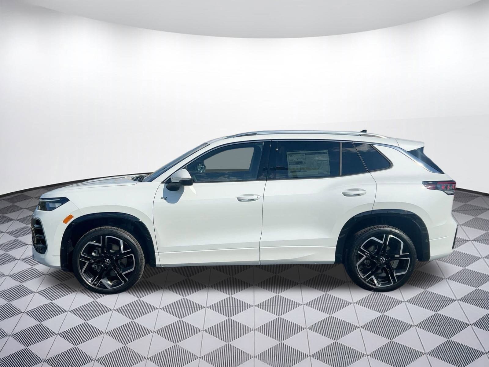 2026 Volkswagen Tiguan SEL R-Line photo 2