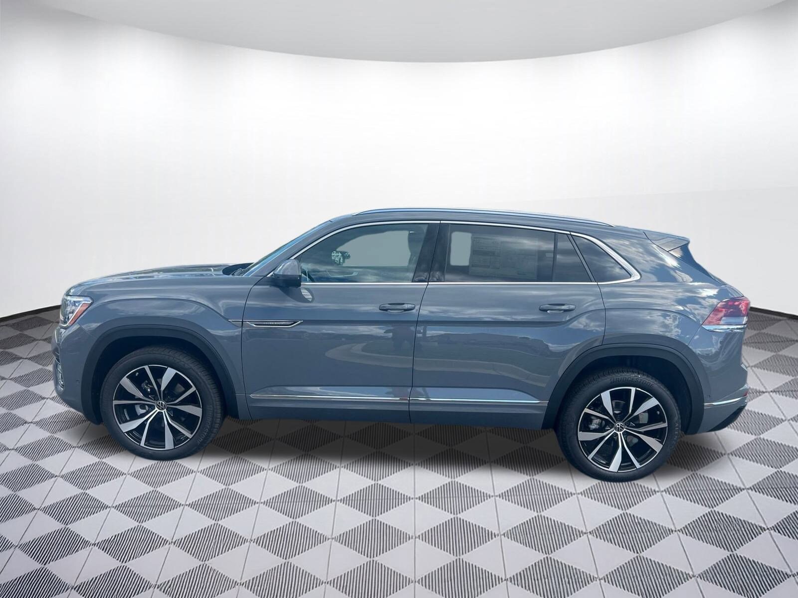 2026 Volkswagen Atlas Cross Sport SEL Premium R-Line photo 2