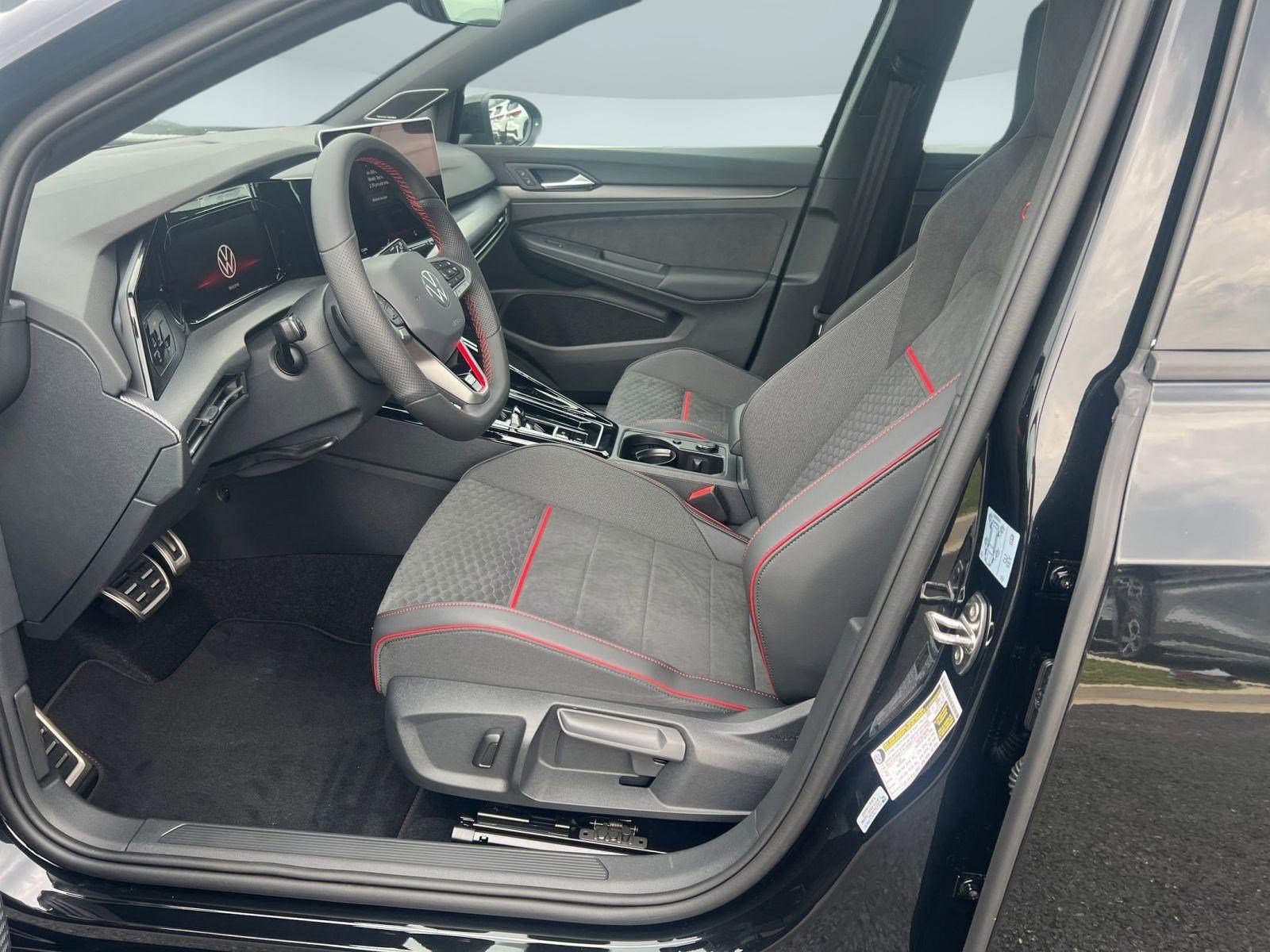 2025 Volkswagen Golf GTI SE photo 4