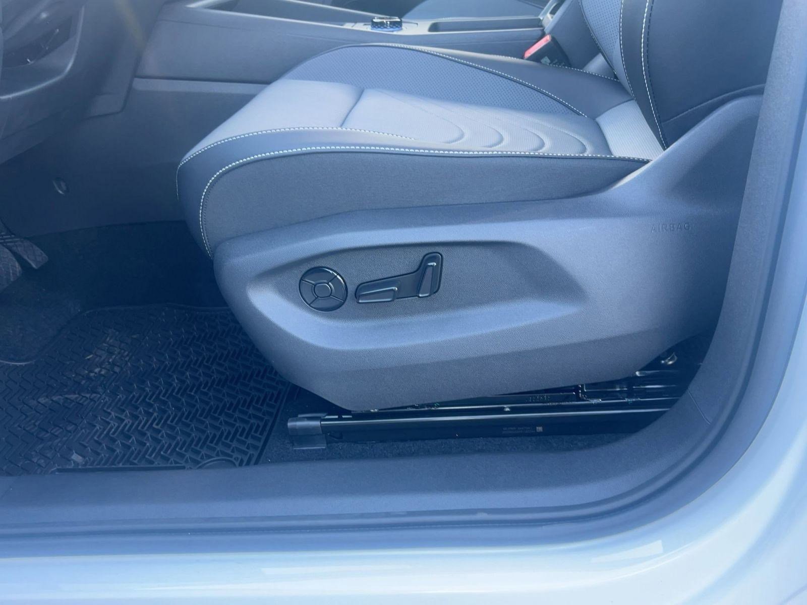 2026 Volkswagen Tiguan SE - Photo 13