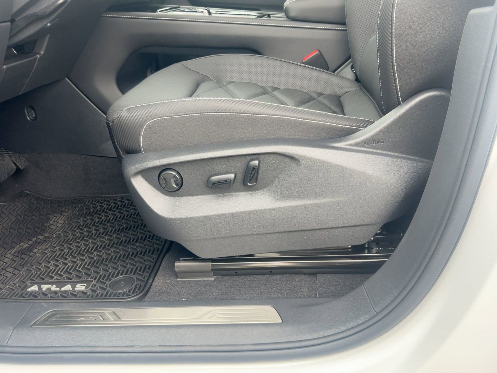 2026 Volkswagen Atlas Cross Sport SE w/Tech - Photo 13