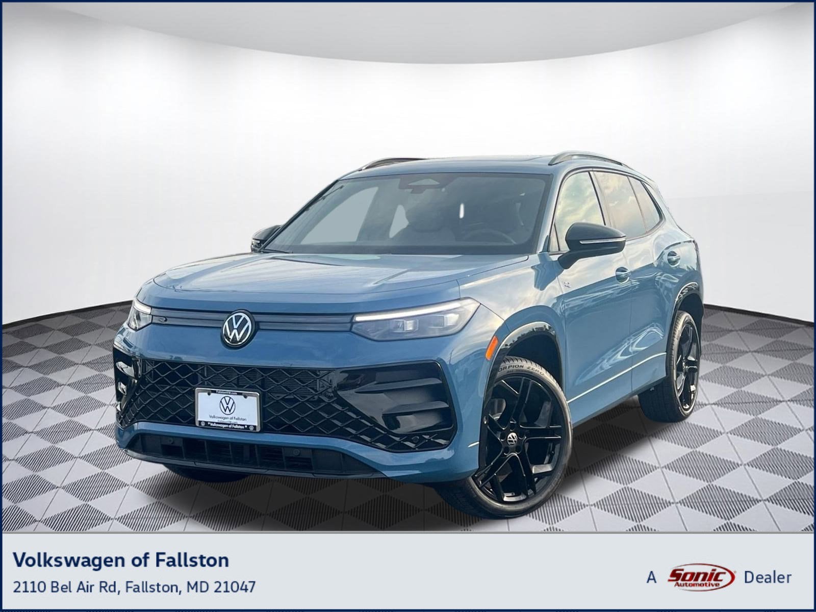 2025 Volkswagen Tiguan SE R-LINE BLACK's photo