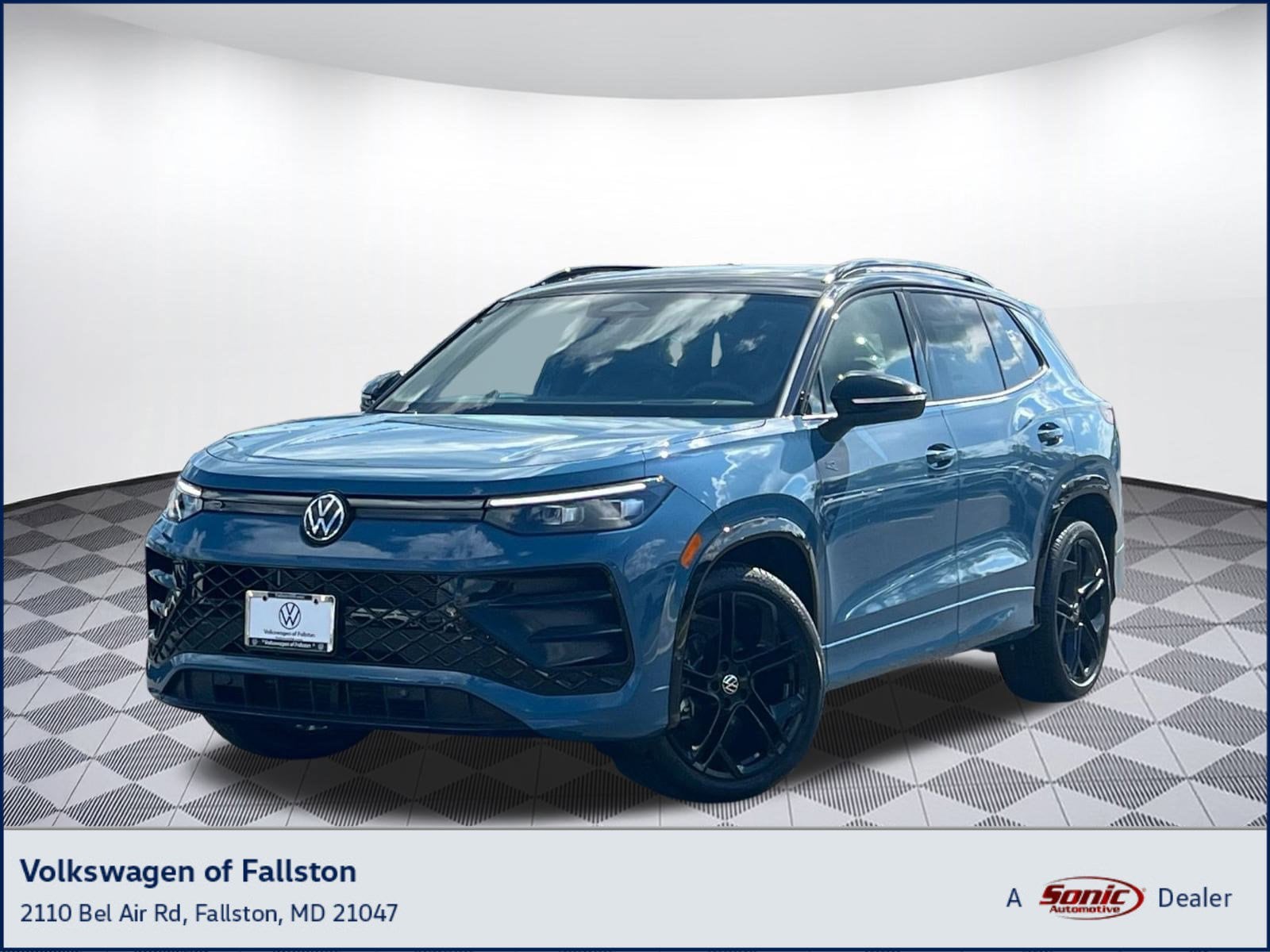 2025 Volkswagen Tiguan SE R-LINE BLACK's photo