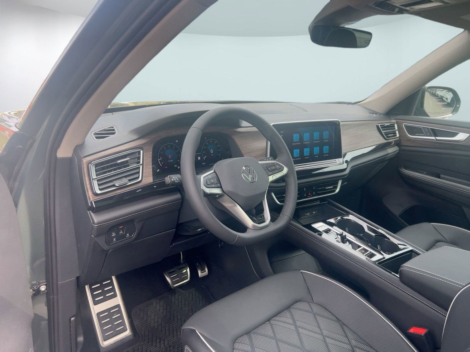 2025 Volkswagen Atlas SEL Premium R-Line photo 3