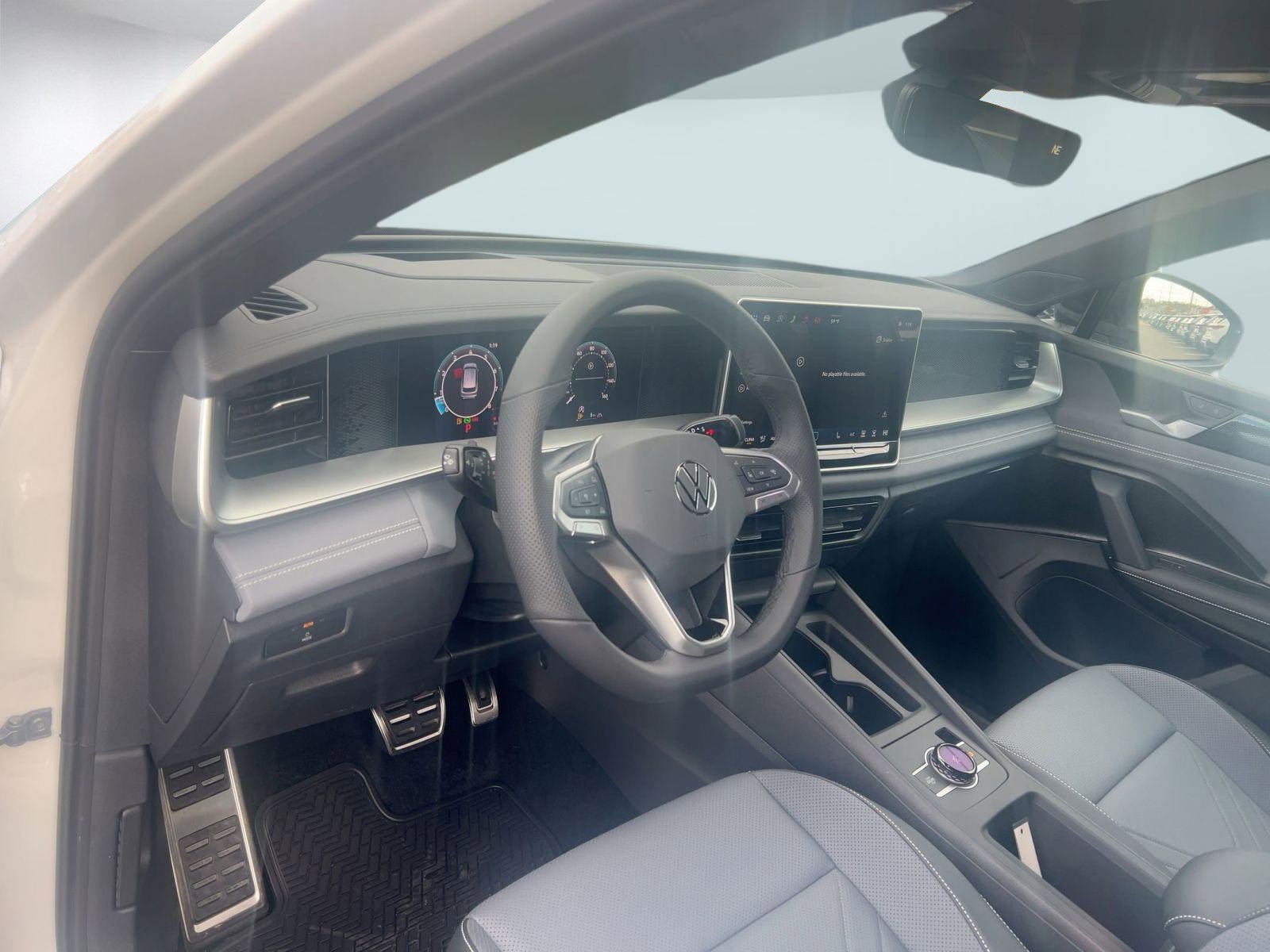 2026 Volkswagen Tiguan SE R-Line Black photo 4