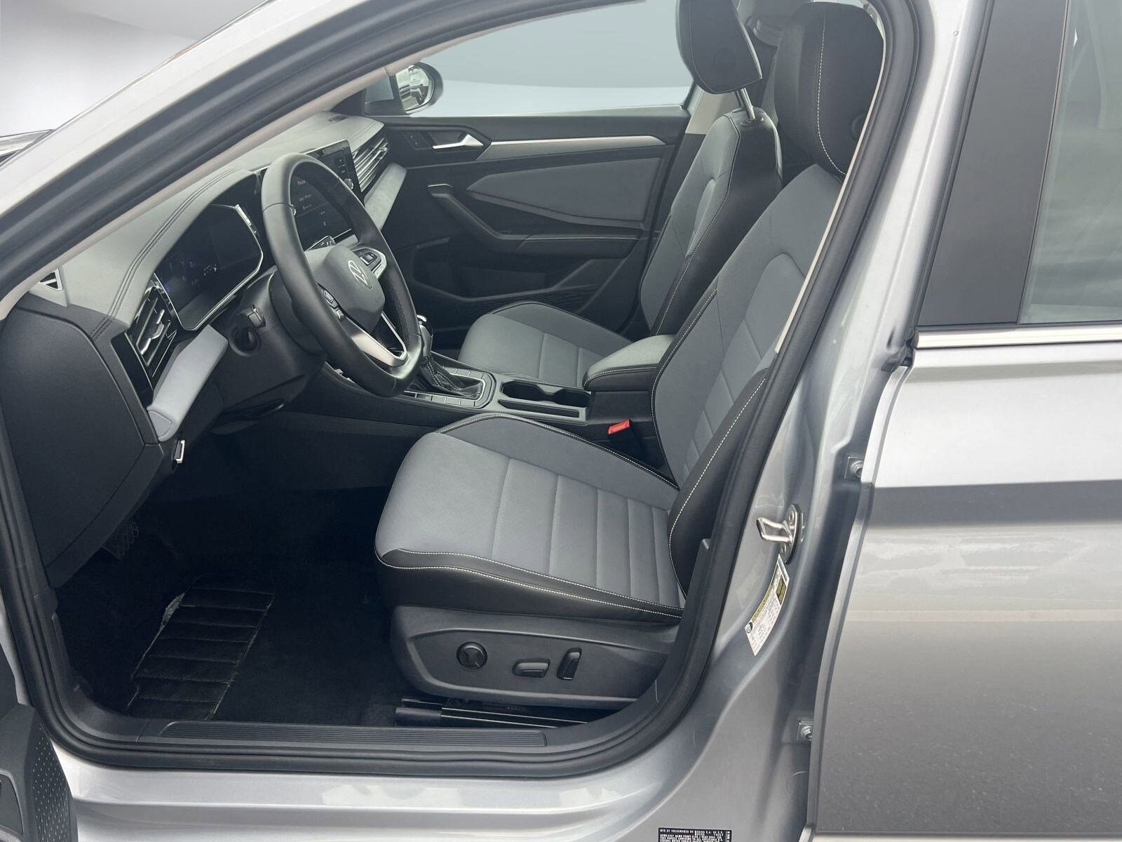 2025 Volkswagen Jetta SE photo 4