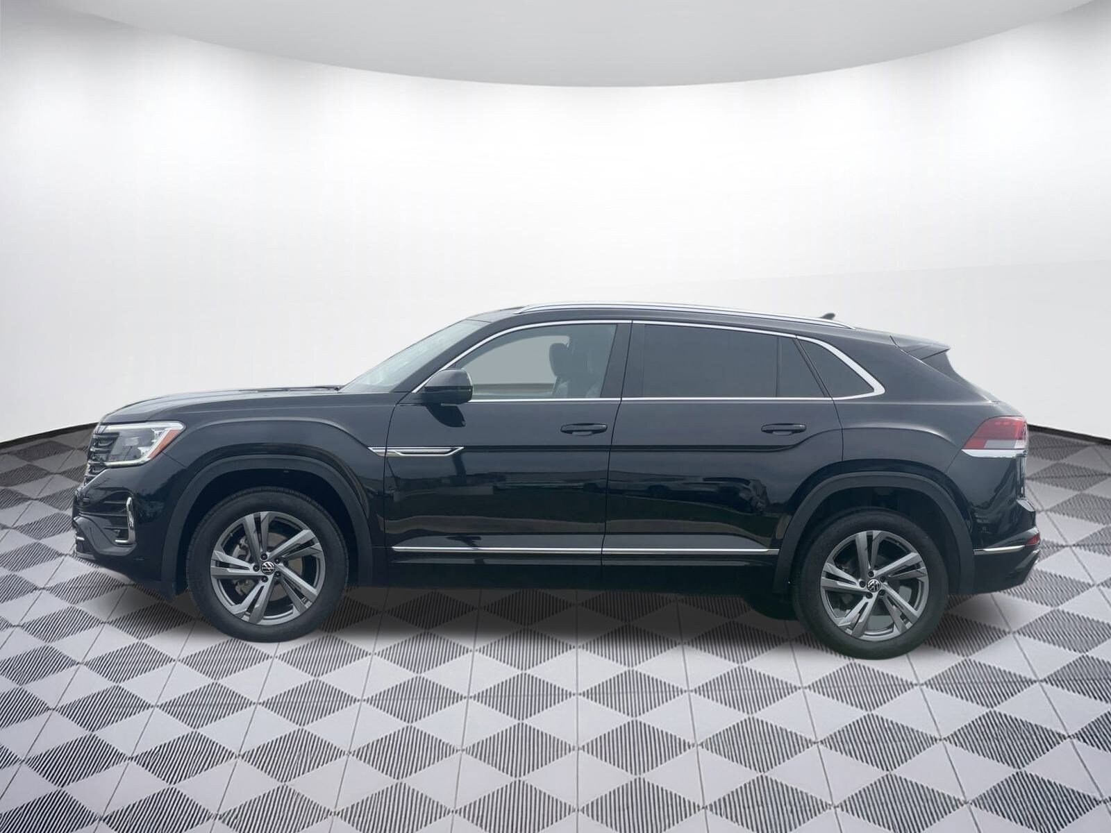 2024 Volkswagen Atlas Cross Sport SEL R-Line photo 2