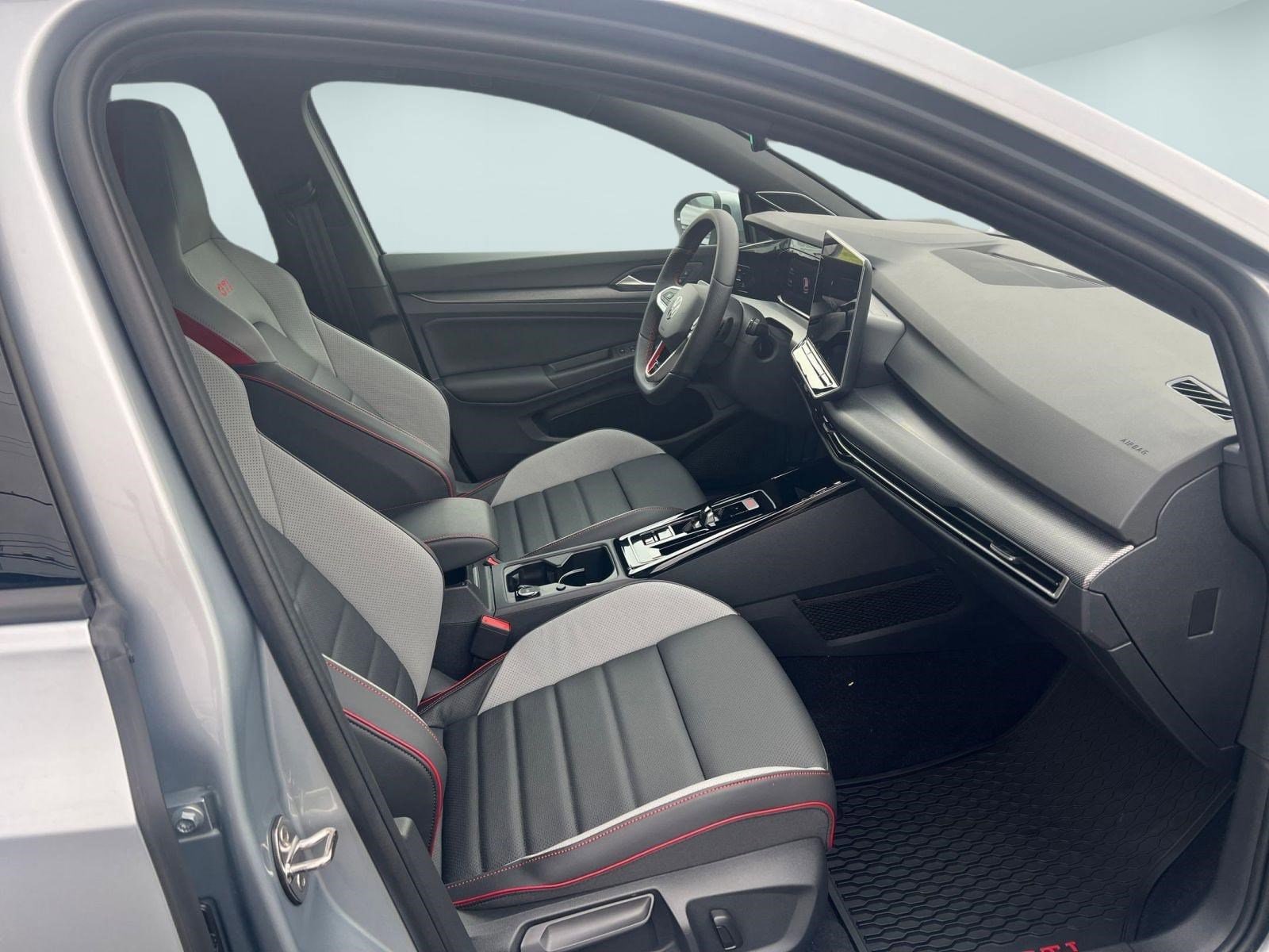 2025 Volkswagen Golf GTI SE - Photo 26