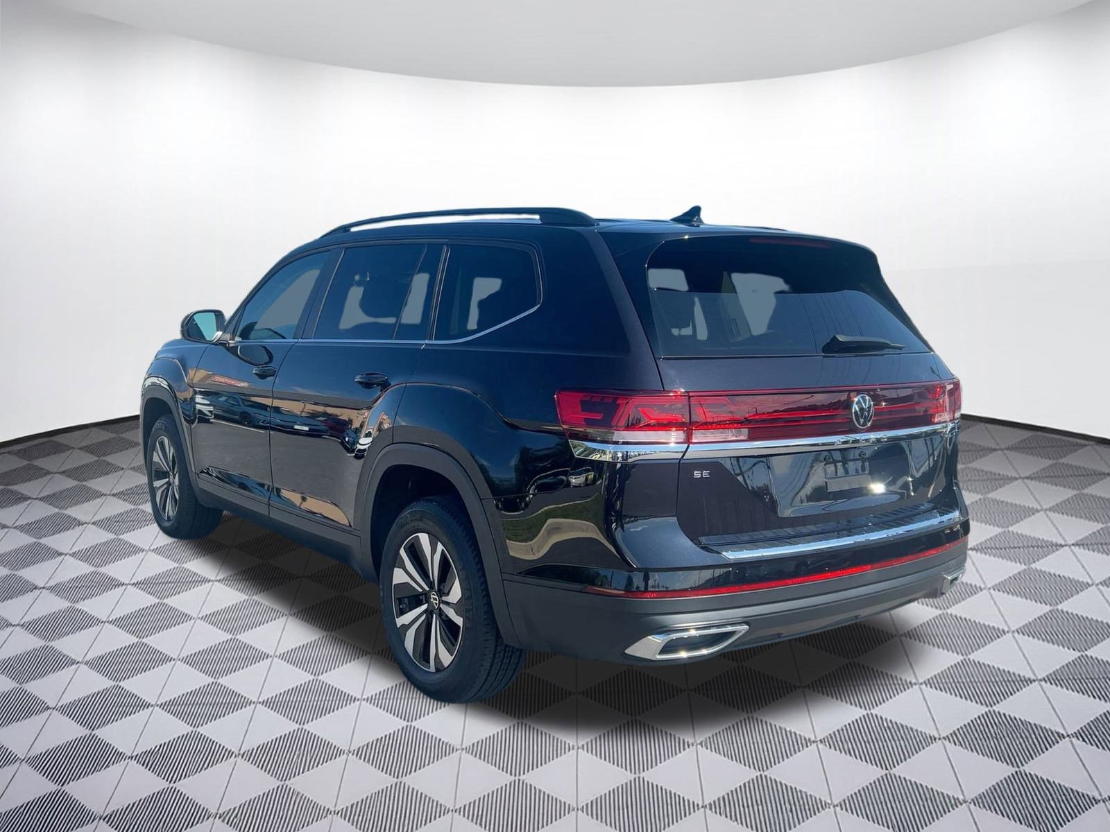 2024 Volkswagen Atlas SE photo 2