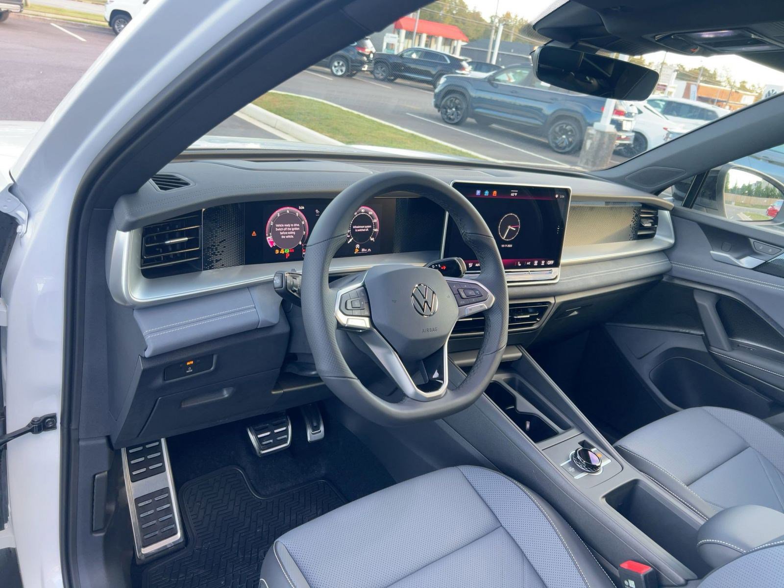 2026 Volkswagen Tiguan SE R-Line Black photo 4