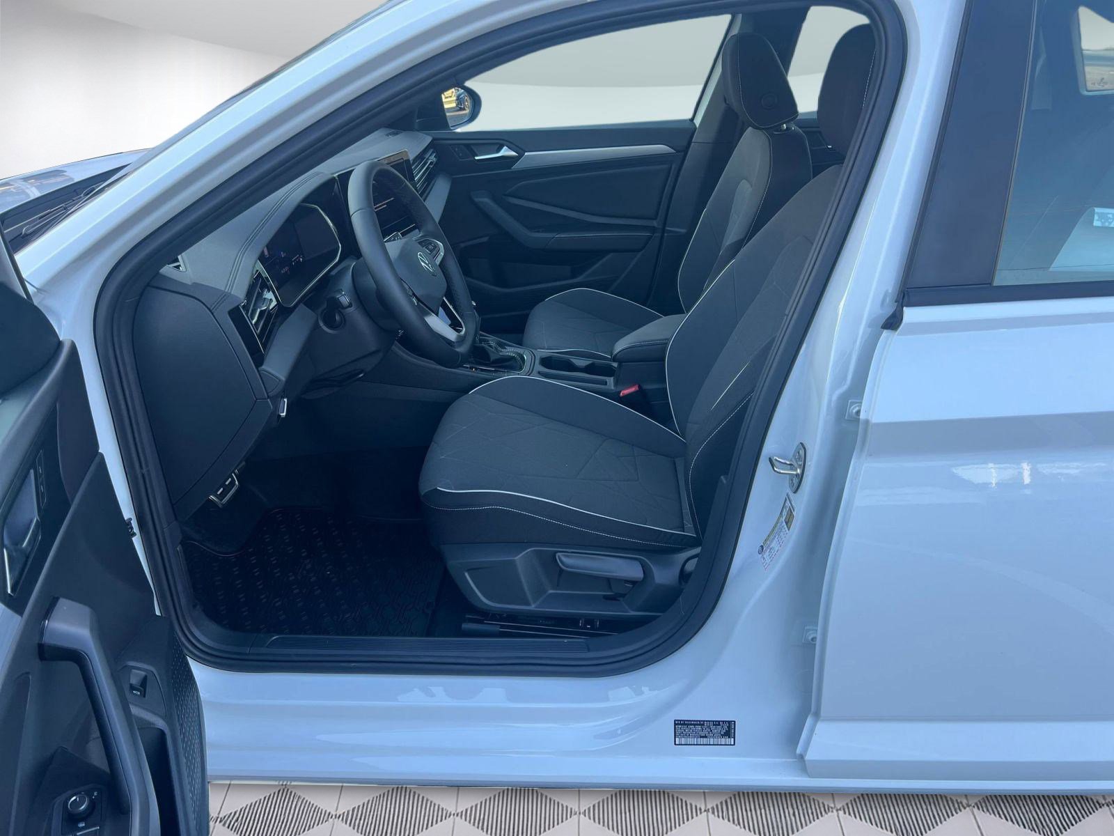 2025 Volkswagen Jetta 1.5T Sport photo 4
