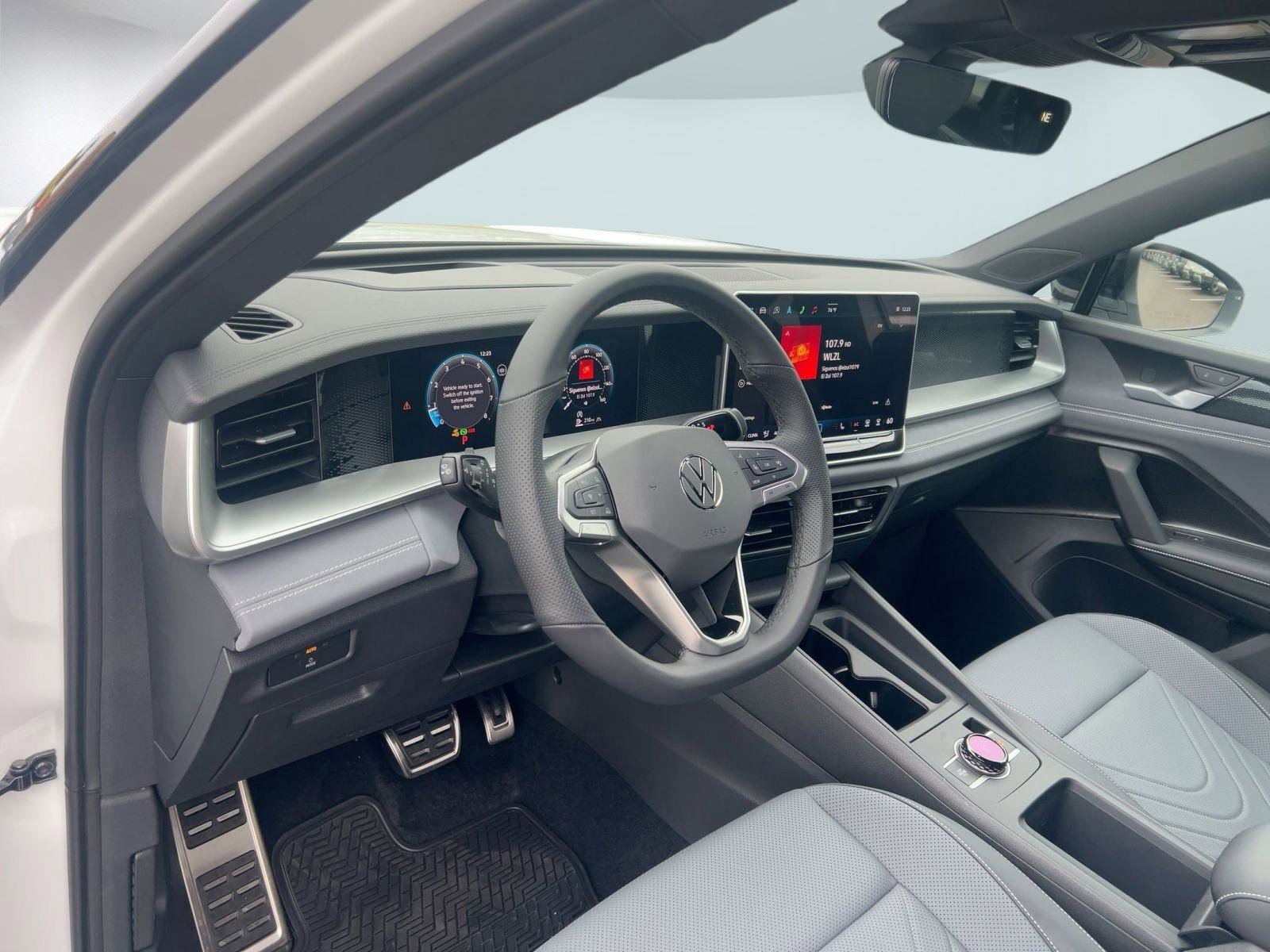 2025 Volkswagen Tiguan SE R-Line Black photo 4