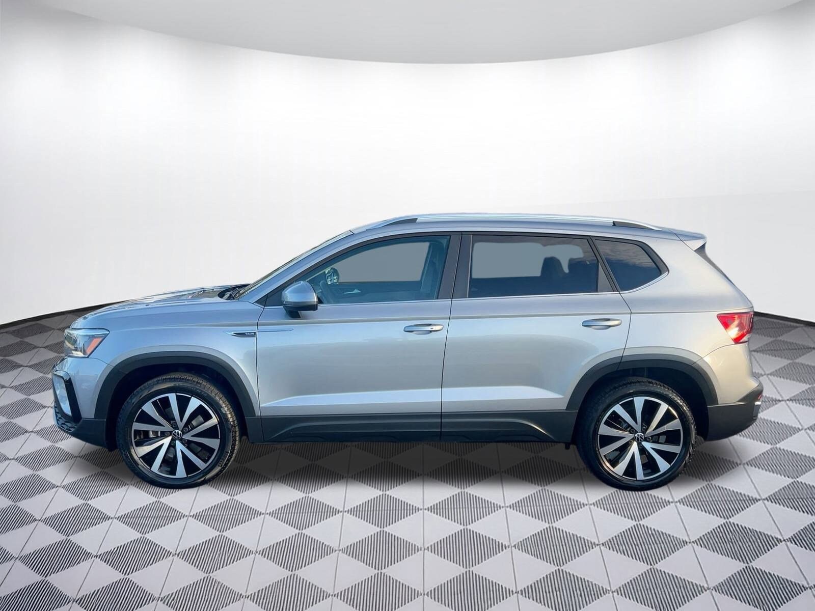 2022 Volkswagen Taos SE photo 2