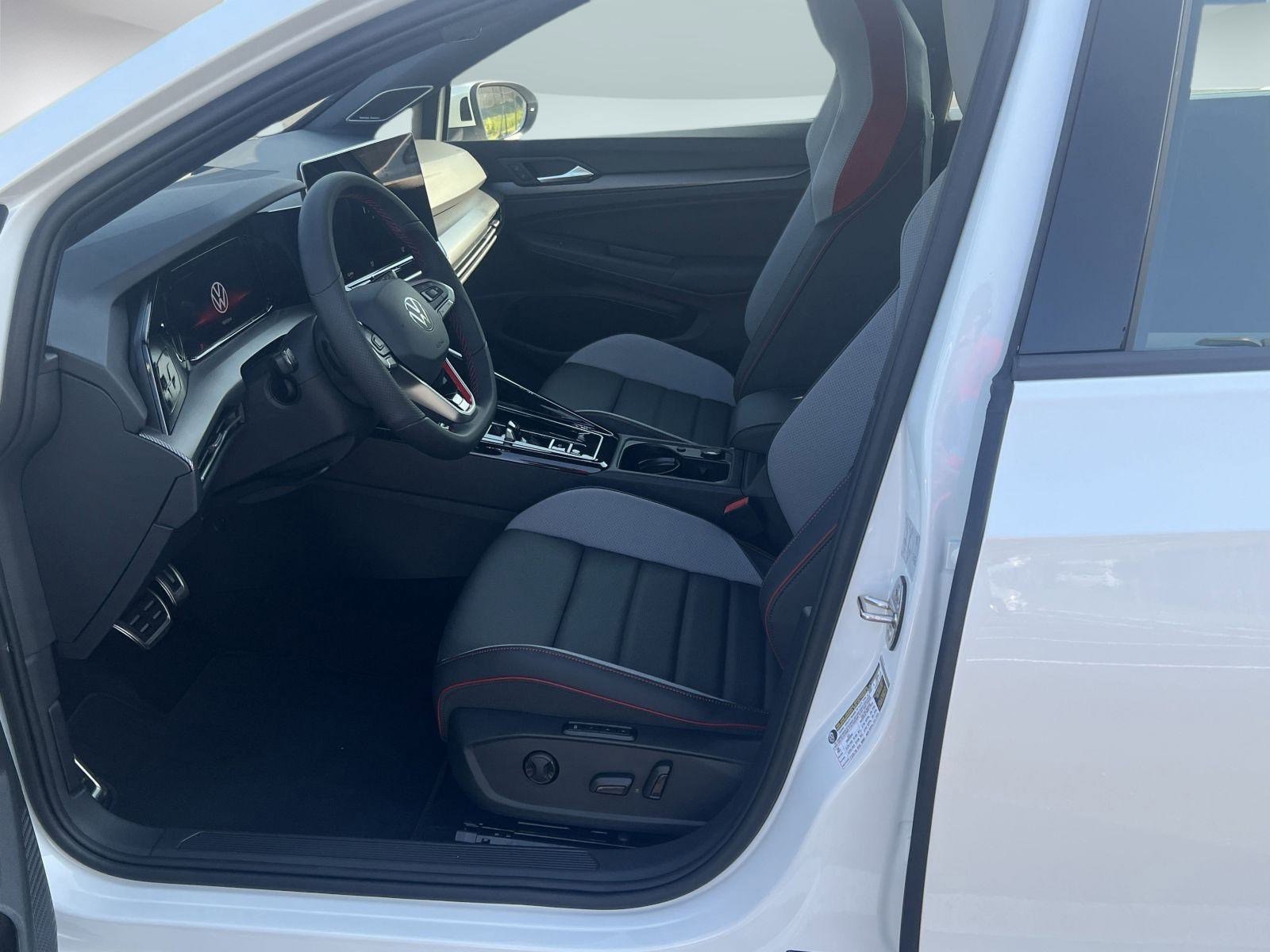 2025 Volkswagen Golf GTI SE photo 4