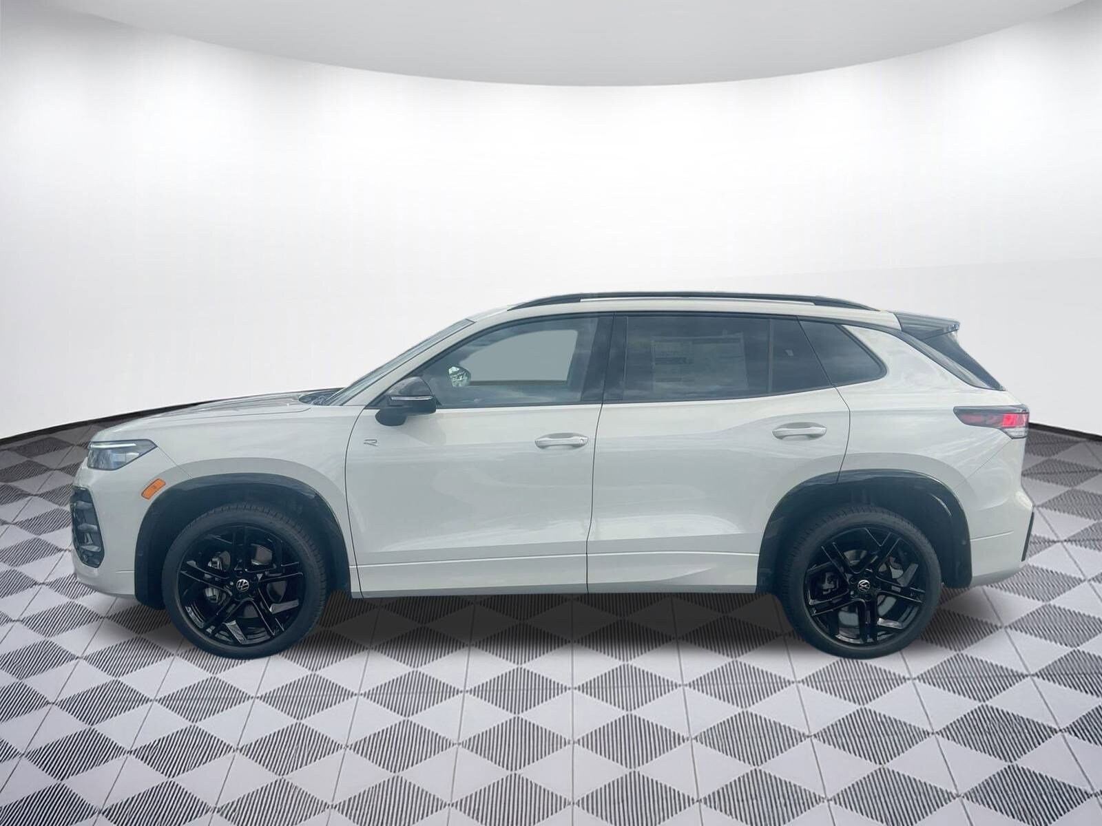 2026 Volkswagen Tiguan SE R-Line Black photo 2