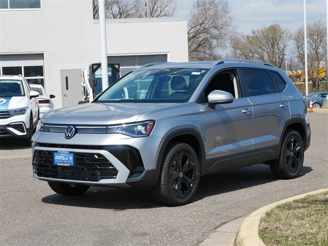 2025 Volkswagen Taos SEL photo 4