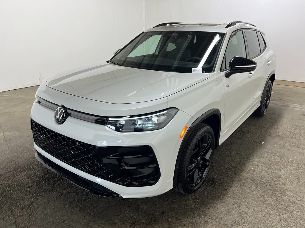 2025 Volkswagen Tiguan SE R-LINE BLACK's photo