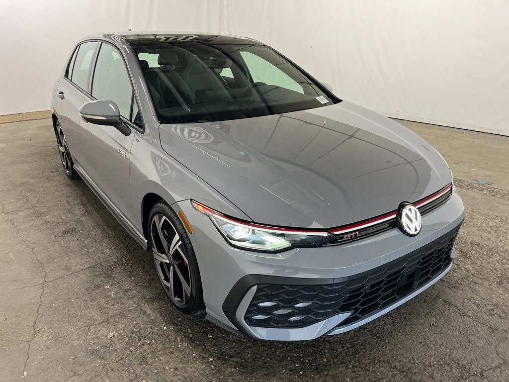 2025 Volkswagen Golf GTI SE photo 3
