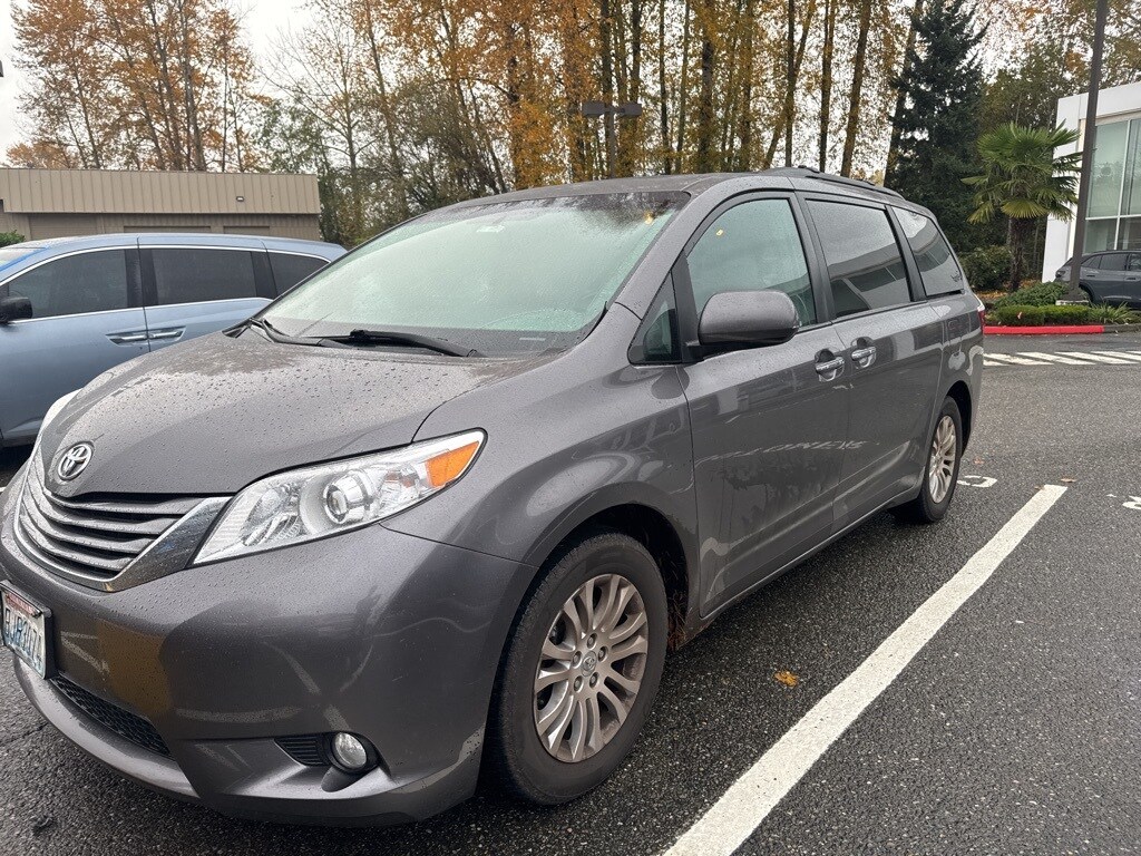 Used 2017 Toyota Sienna XLE Minivan/Van