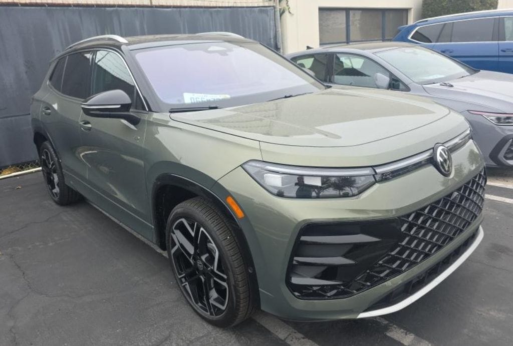 2025 Volkswagen Tiguan 2.0T SEL R-Line 4Motion's photo