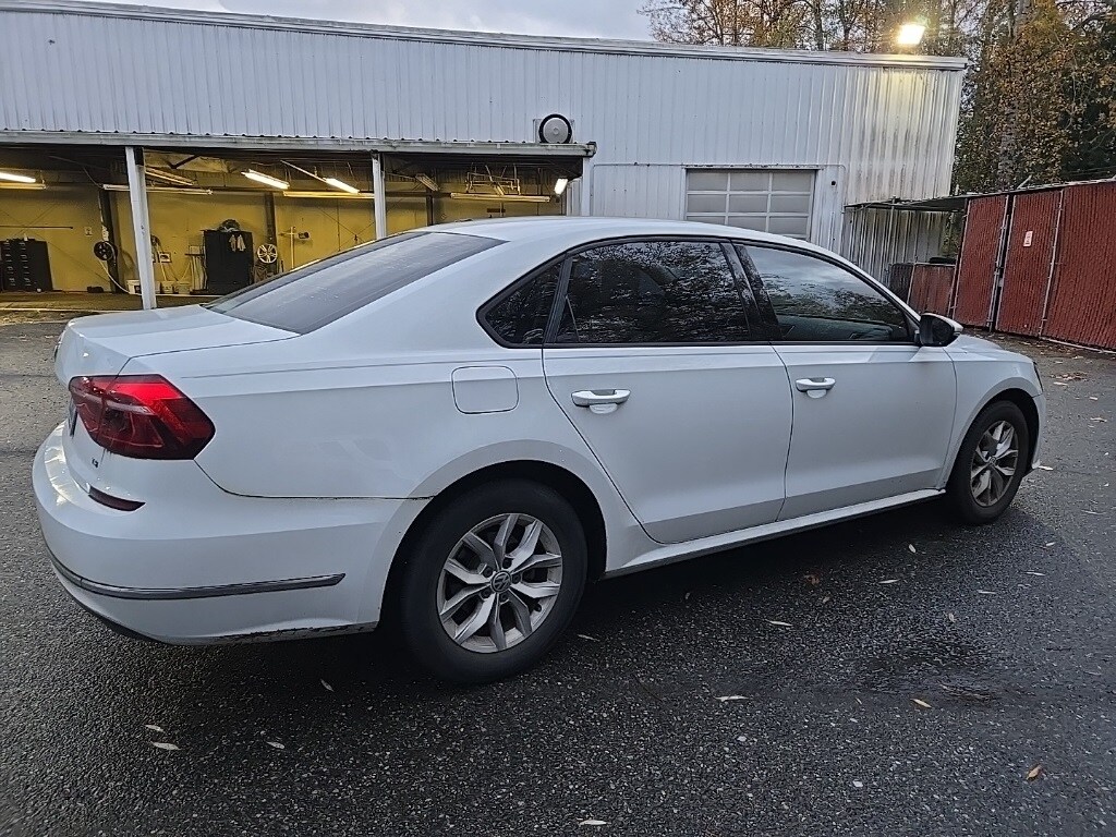 2018 Volkswagen Passat 2.0T S photo 3