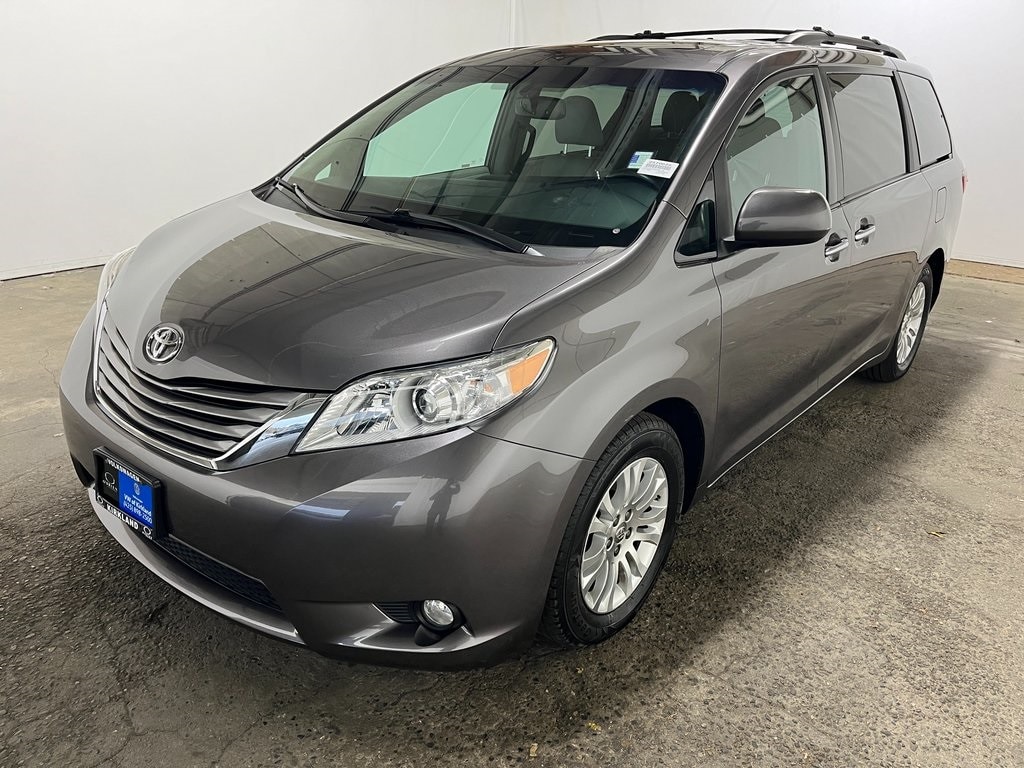 2017 Toyota Sienna XLE's photo