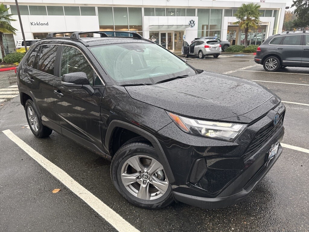 2023 Toyota RAV4 Hybrid XLE photo 3