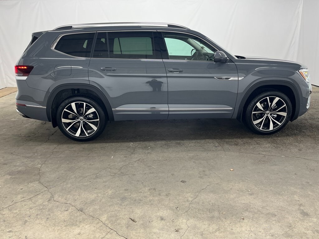 2025 Volkswagen Atlas SEL Premium R-Line photo 4