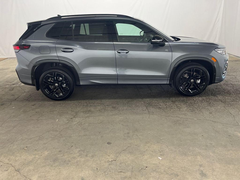 New 2026 Volkswagen Tiguan 2.0T SE R-Line Black SUV