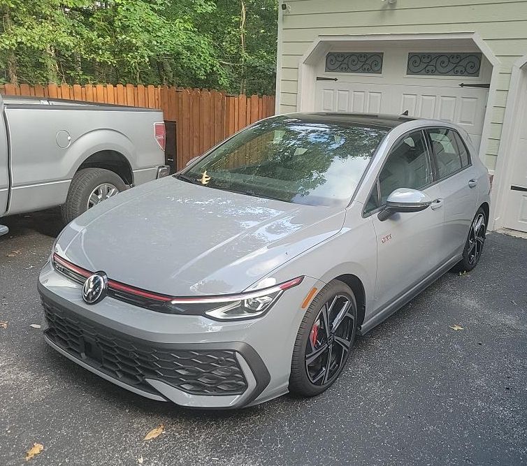 2025 Volkswagen Golf GTI 2.0T SE 4-door DSG's photo