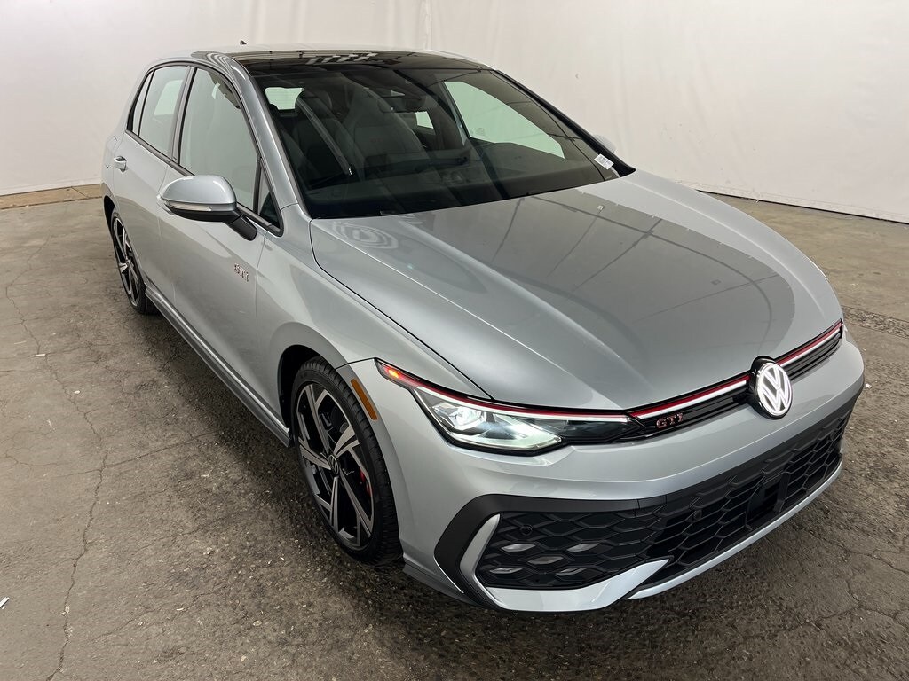 2025 Volkswagen Golf GTI SE photo 3