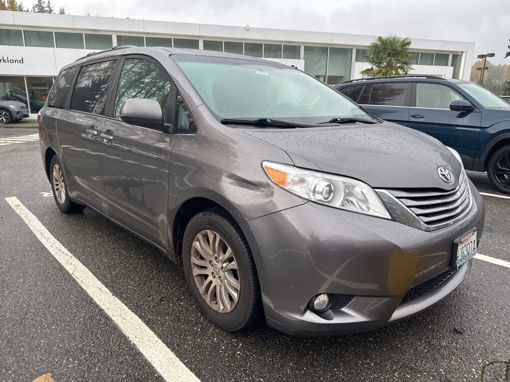 Used 2017 Toyota Sienna XLE Minivan/Van