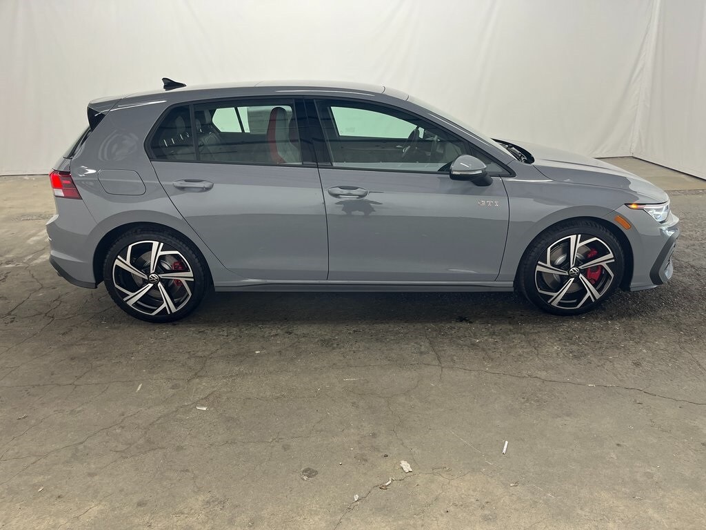2025 Volkswagen Golf GTI SE photo 4