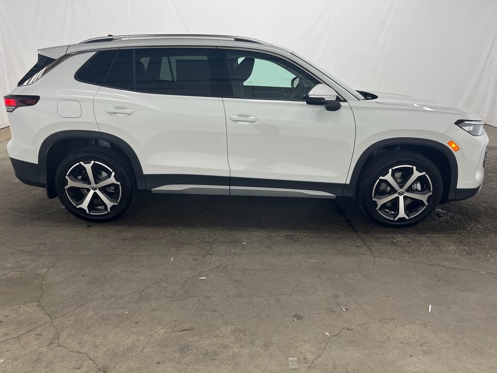 2025 Volkswagen Tiguan SE photo 2