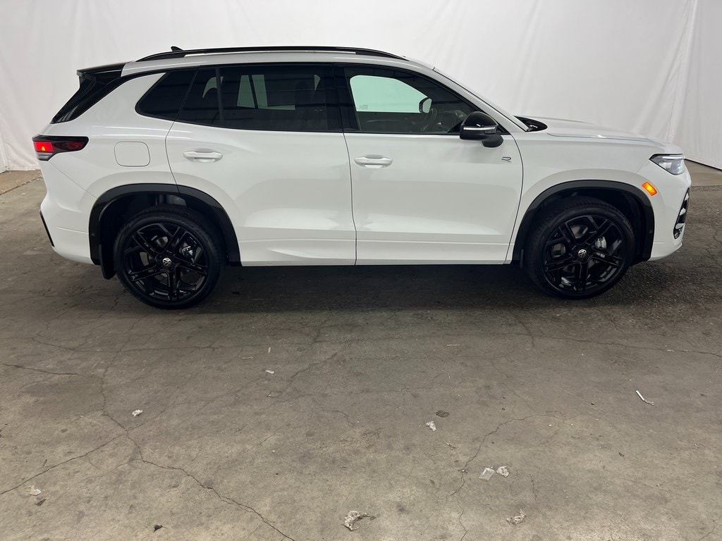 New 2026 Volkswagen Tiguan 2.0T SE R-Line Black SUV