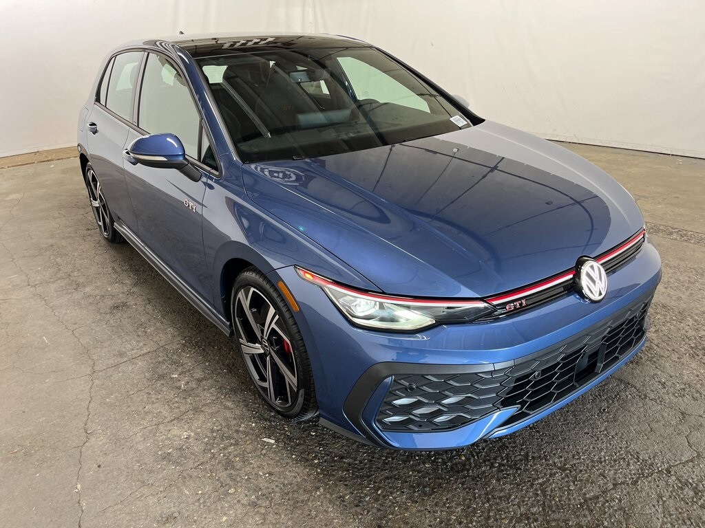 2025 Volkswagen Golf GTI SE photo 3