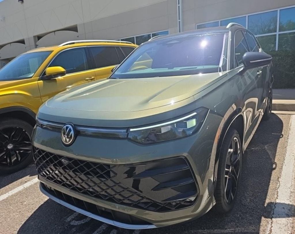 2025 Volkswagen Tiguan 2.0T SEL R-Line 4Motion's photo