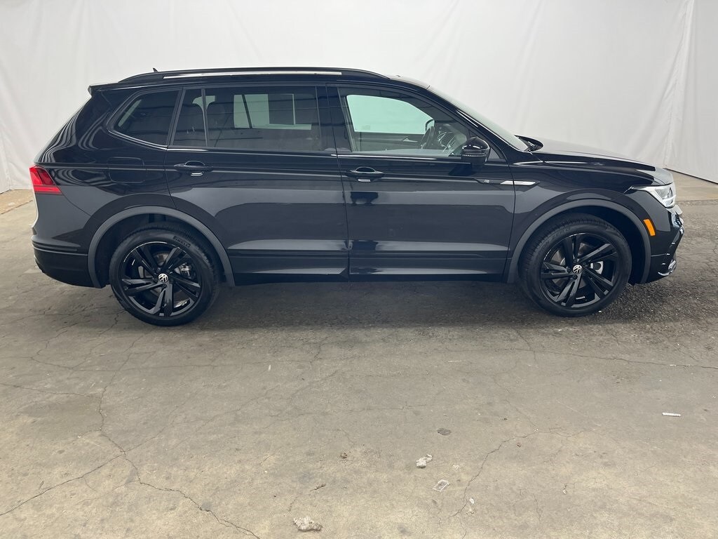 2023 Volkswagen Tiguan SE R-Line Black photo 2