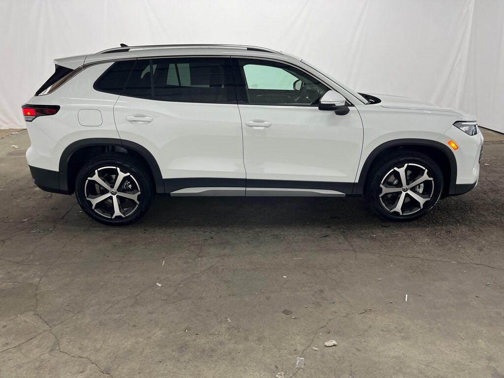 2025 Volkswagen Tiguan SE photo 4