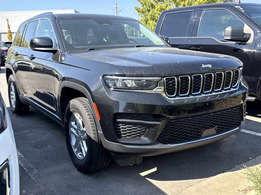 2023 Jeep Grand Cherokee Laredo photo 3