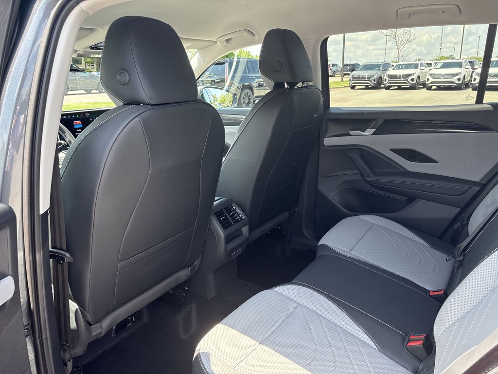 2025 Volkswagen Tiguan SE - Photo 13
