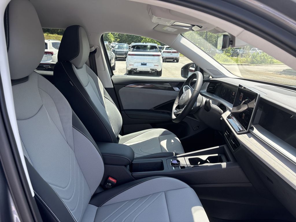 2025 Volkswagen Tiguan SE - Photo 21