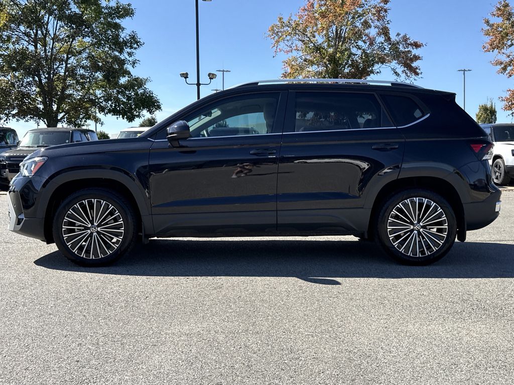 2025 Volkswagen Taos SE photo 3