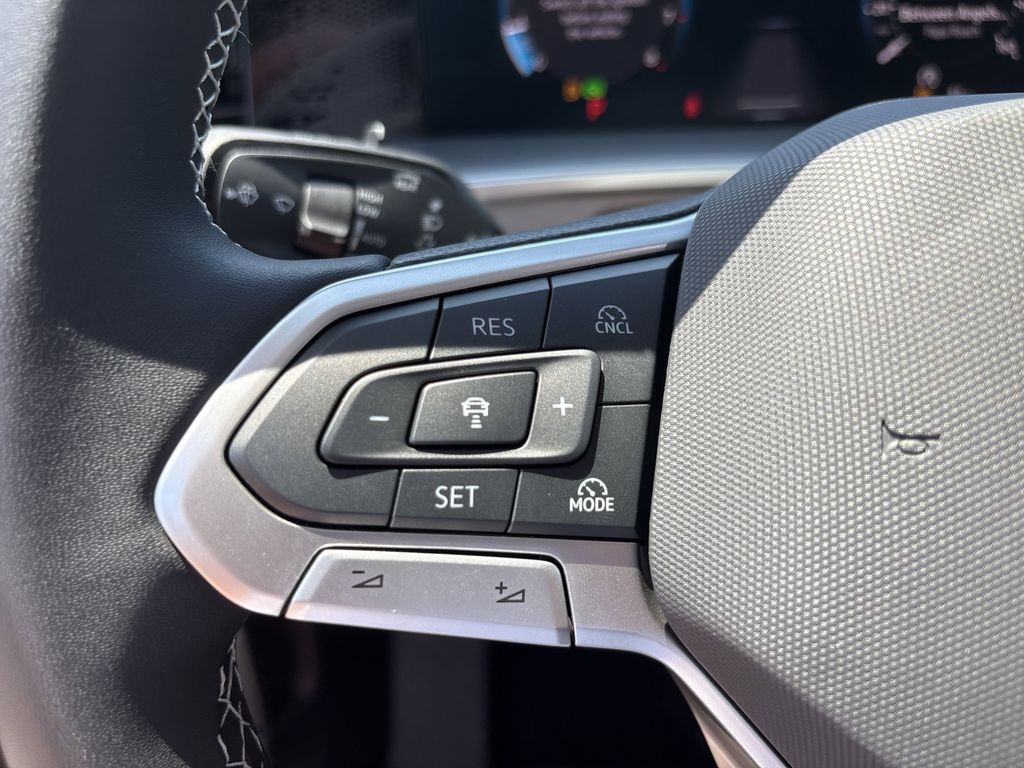 2025 Volkswagen Tiguan SE - Photo 28