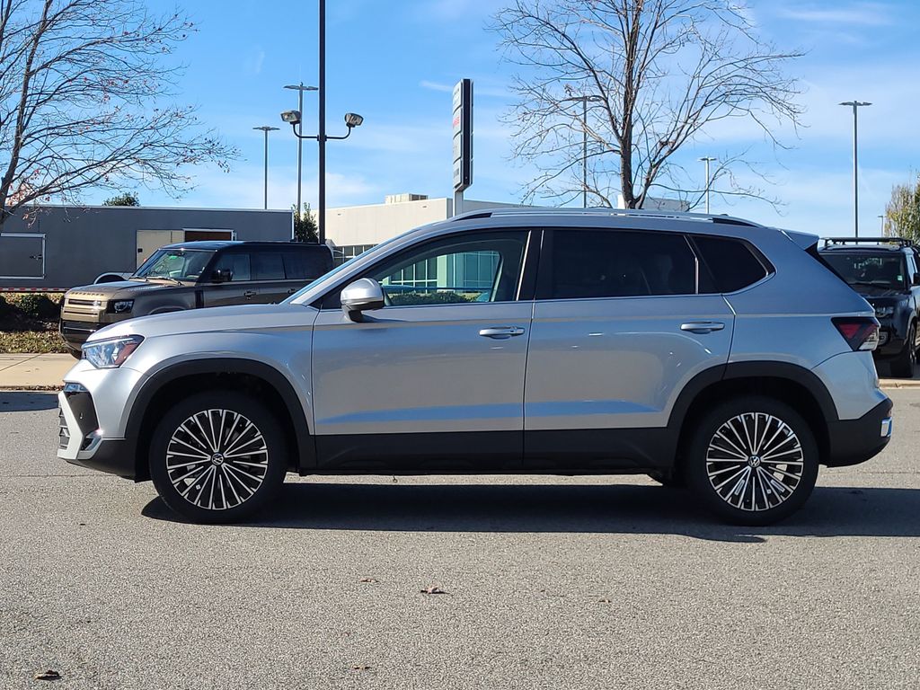 2026 Volkswagen Taos SE photo 2