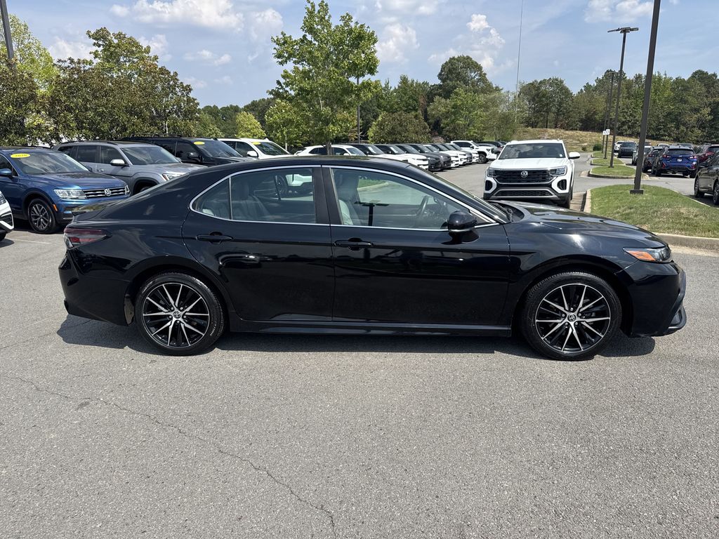 2022 Toyota Camry SE photo 4