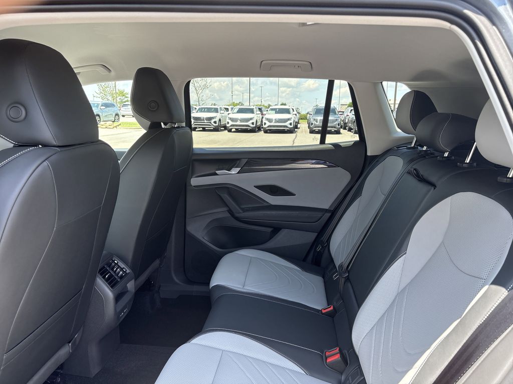 2025 Volkswagen Tiguan SE - Photo 14