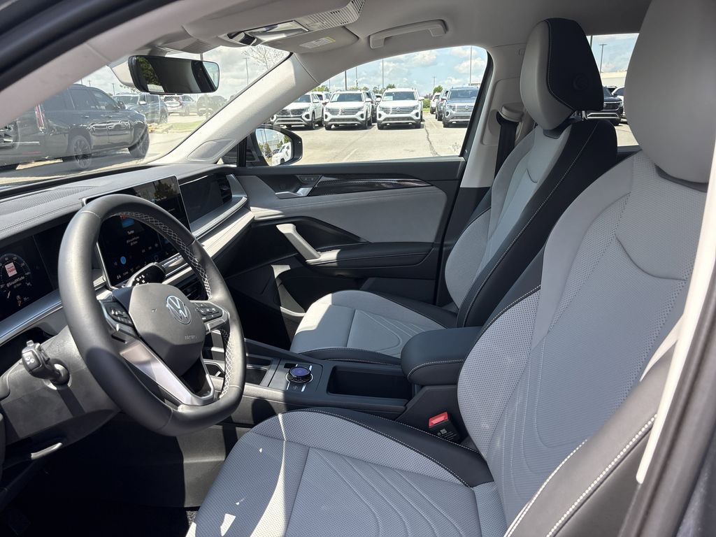 2025 Volkswagen Tiguan SE - Photo 11