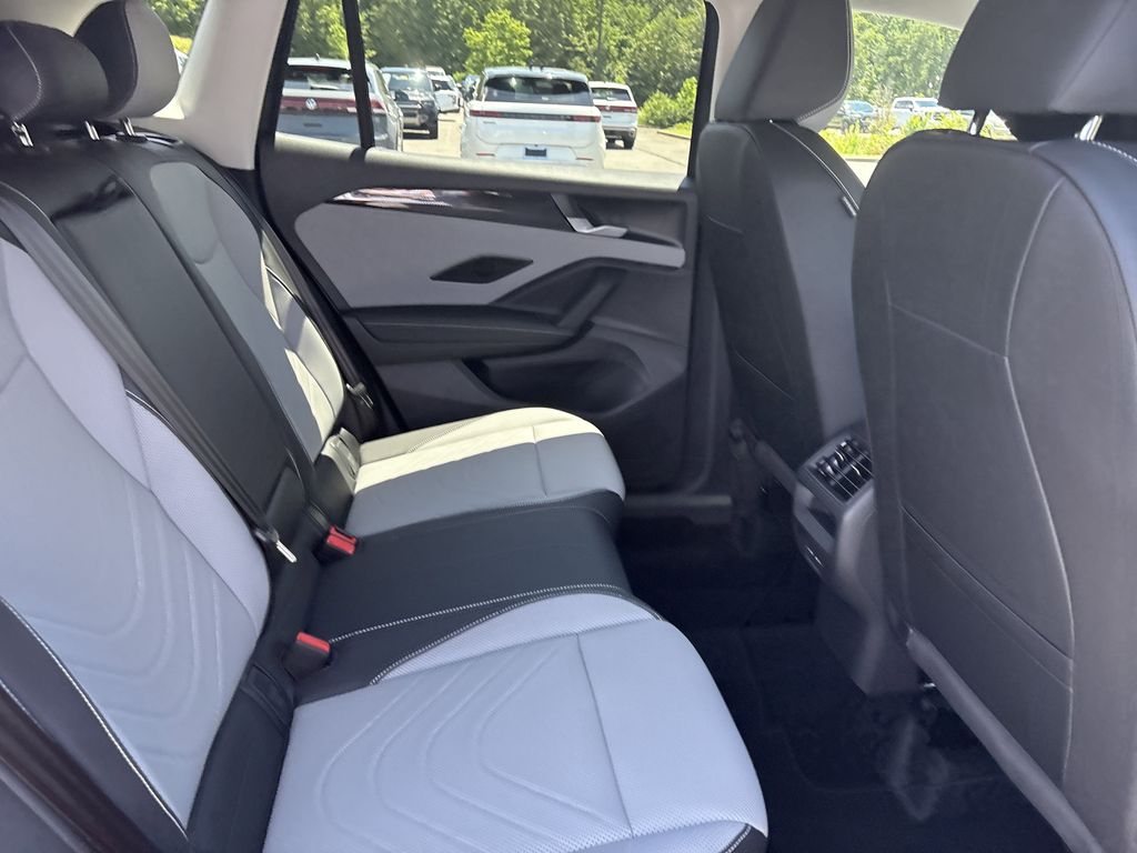 2025 Volkswagen Tiguan SE - Photo 18