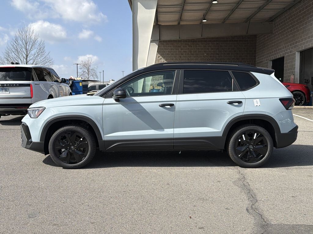 New 2026 Volkswagen Taos 1.5T SE Black SUV